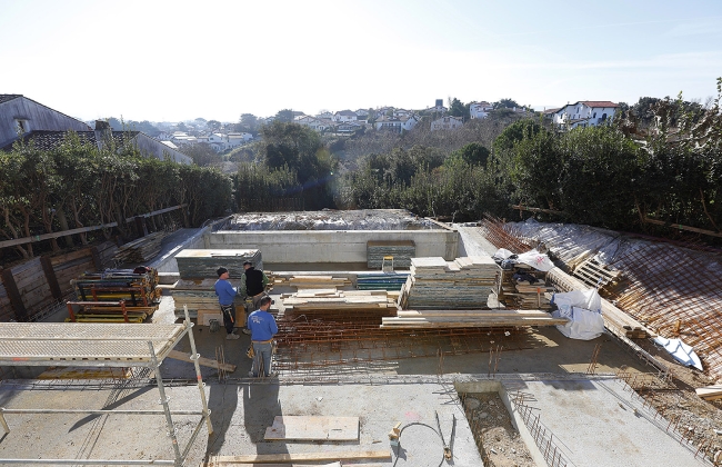 Rénovation structurelle et extension d’une maison avec garage souterrain et piscine Infinity