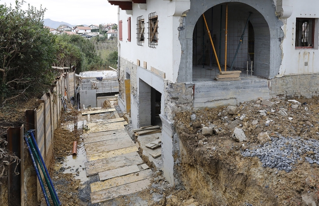 Rénovation structurelle et extension d’une maison avec garage souterrain et piscine Infinity
