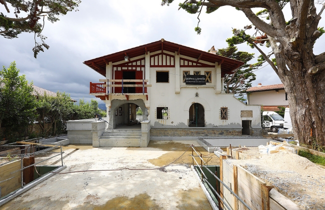 Rénovation structurelle et extension d’une maison avec garage souterrain et piscine Infinity